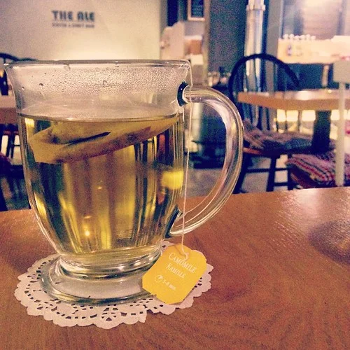 Tasse de tisane de camomille, l'une des meilleures plantes pour favoriser le sommeil