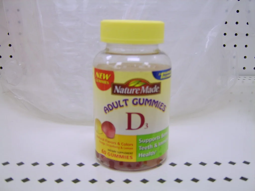 Gommes à mâcher vitaminées dans un pot ouvert, format gummies des compléments capillaires
